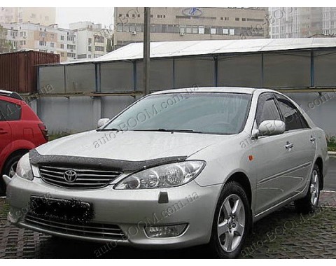 Дефлектор капота на Toyota Camry 30 01-03 с вырезом (Sim)