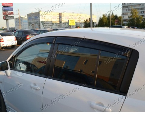 Дефлекторы окон на Nissan Tiida 04- хэтчбек (Cobra Tuning)
