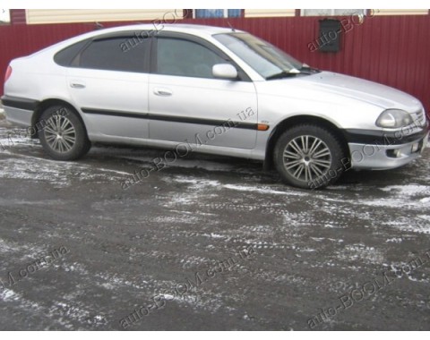 Дефлекторы окон на Toyota Avensis 97-03 хэтчбек 5дверей (Cobra Tuning)